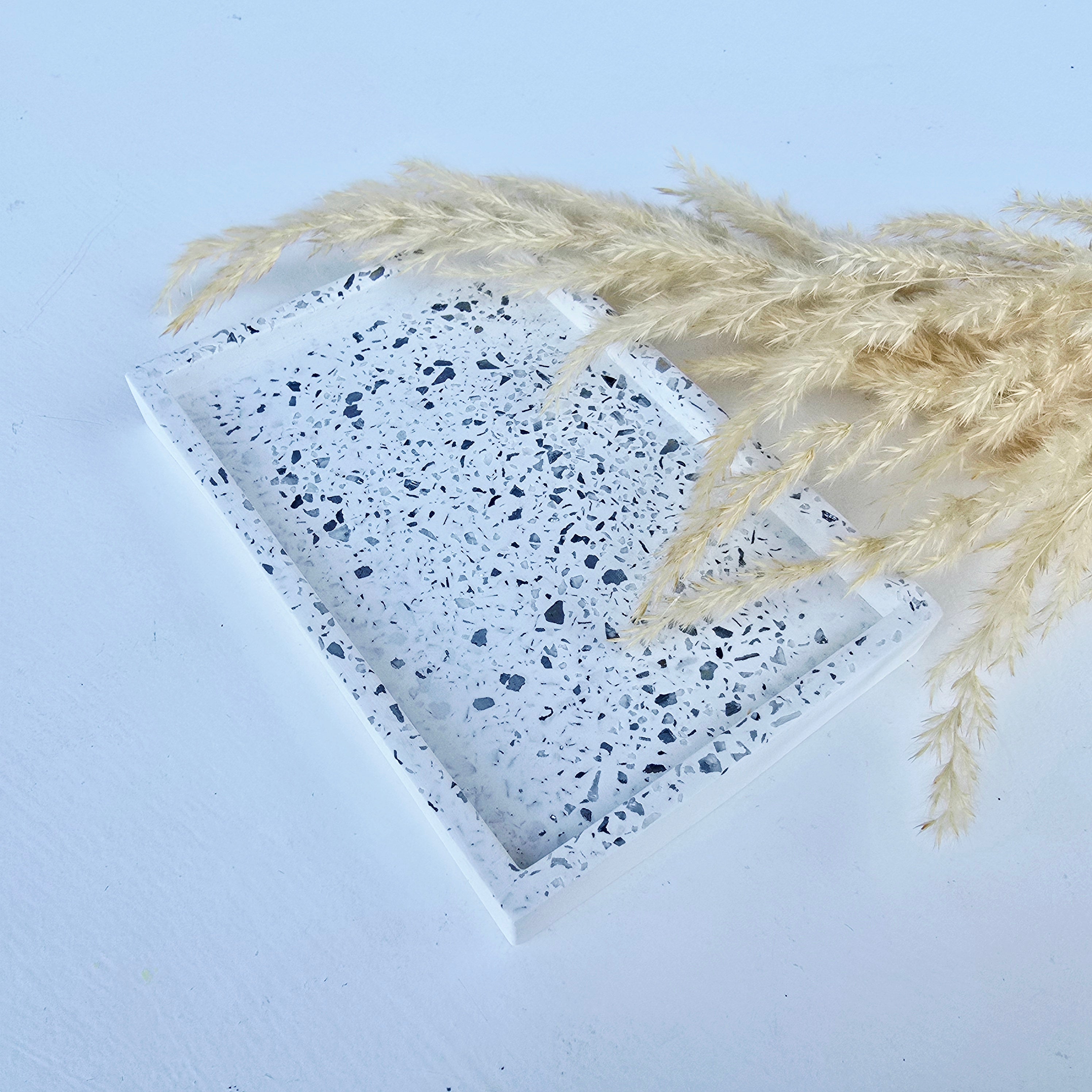 Δίσκος με γυαλιστερές πέτρες