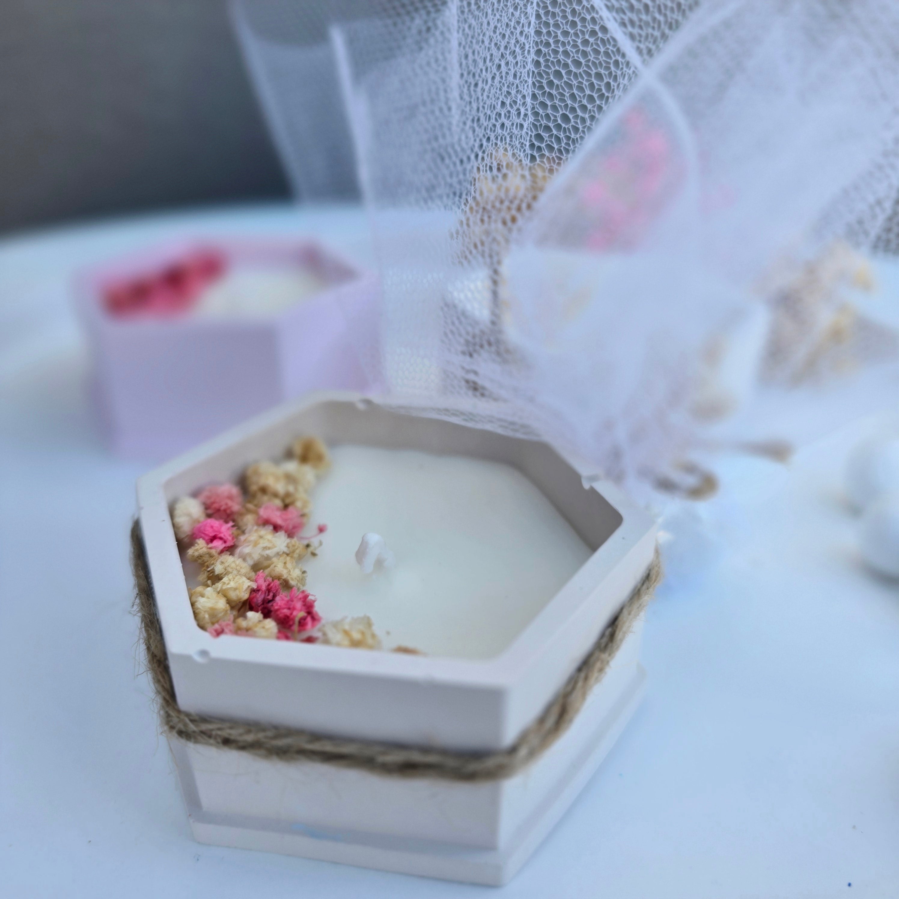 Μπομπονιέρα βάφτισης εξάγωνο δοχείο με κερί & αποξηραμένα