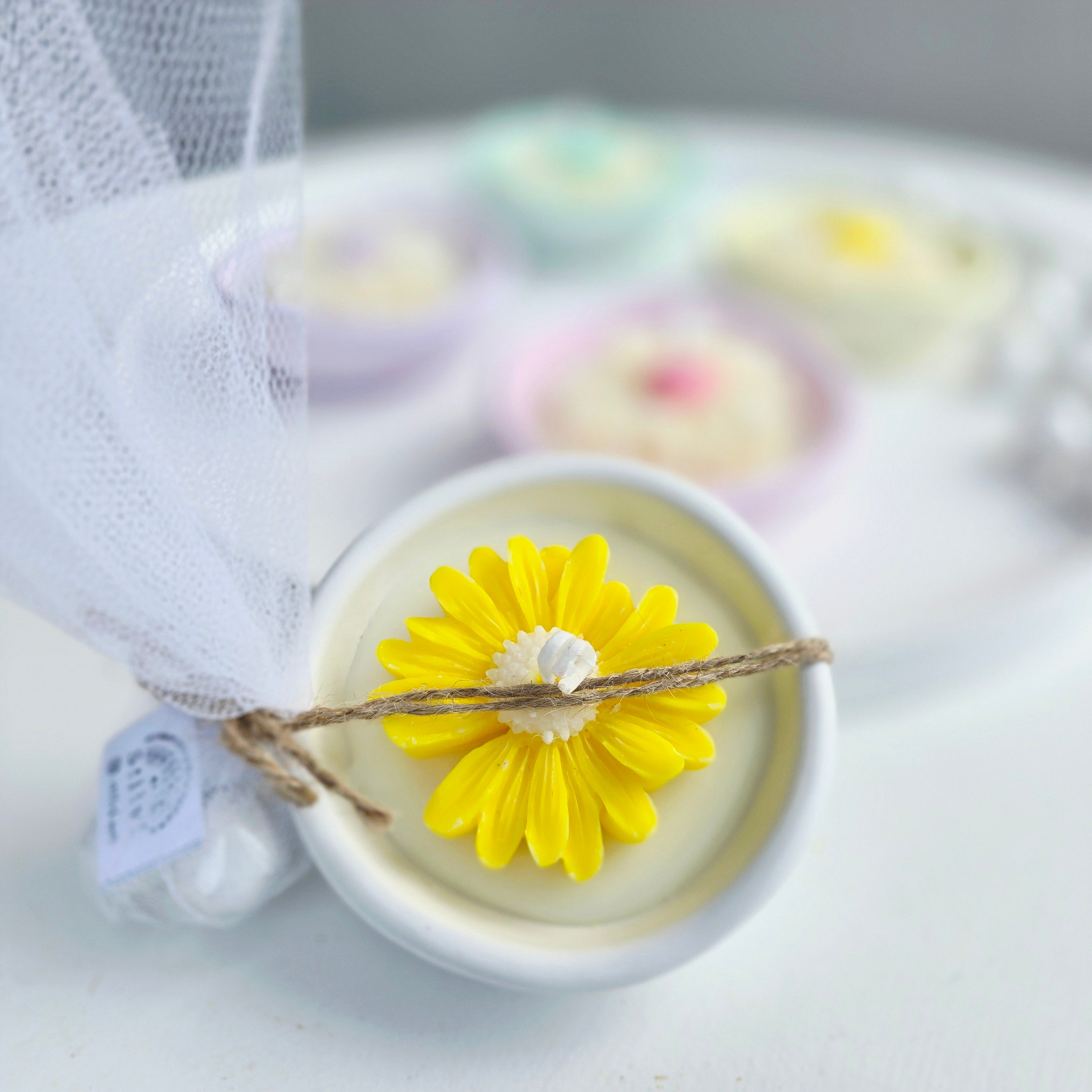 Μπομπονιέρα ανθισμένη μαργαρίτα σε βάση